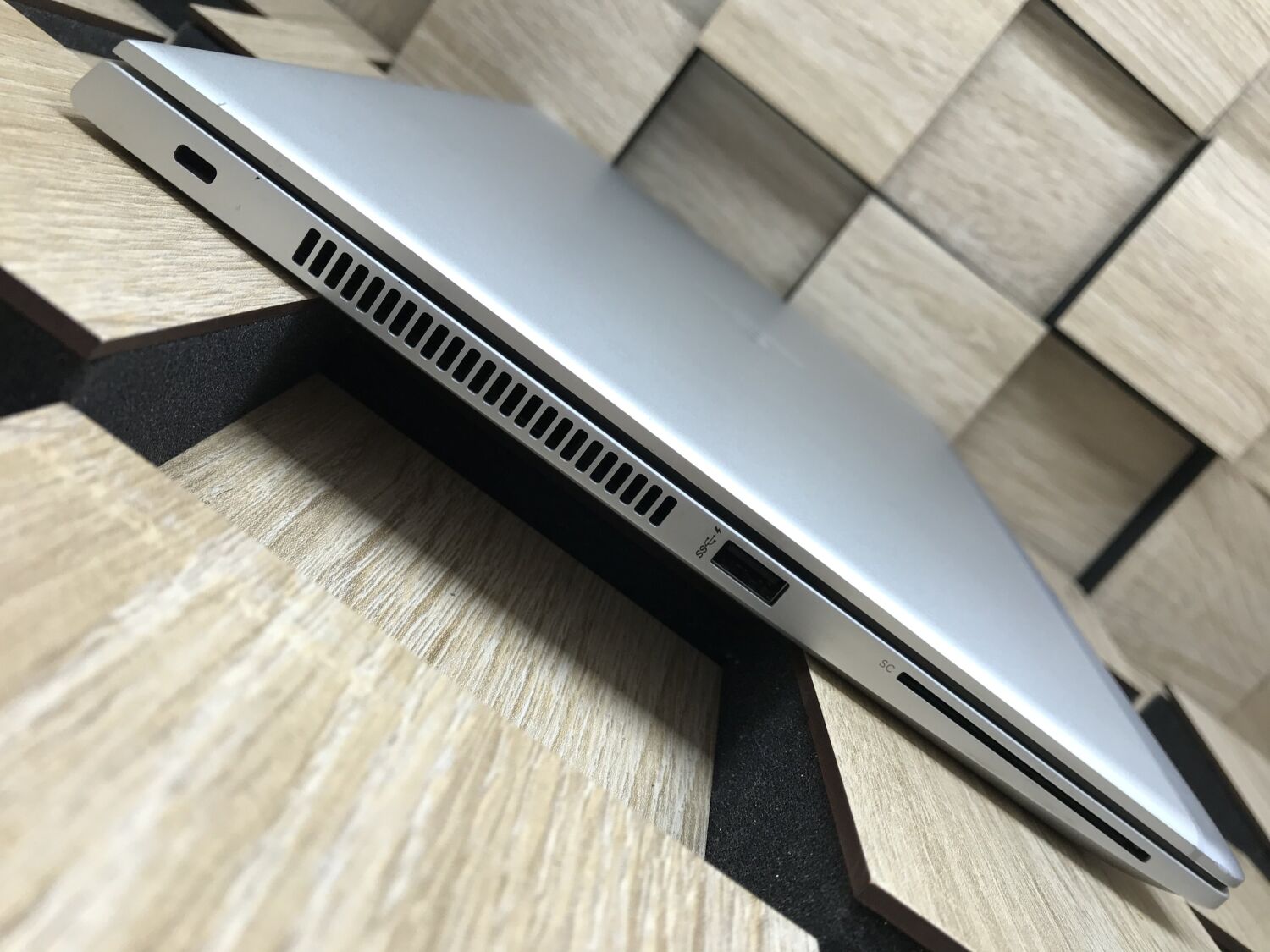Ультрабук Б-клас HP EliteBook 840 G5 / 14" (1920x1080) IPS Touch / Intel Core i7-8650U (4 (8) ядра по 1.9 - 4.2 GHz) / 8 GB DDR4 / 256 GB SSD M.2 / Intel UHD Graphics 620 / WebCam / USB 3.1 / HDMI - Зображення 4