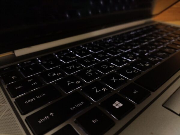Ультрабук Б-клас HP EliteBook 840 G7 / 14" (1920x1080) IPS / Intel Core i5-10310U (4 (8) ядра по 1.7 - 4.4 GHz) / 16 GB DDR4 / 512 GB SSD / Intel UHD Graphics / WebCam / Fingerprint / Windows 10 - Зображення 6