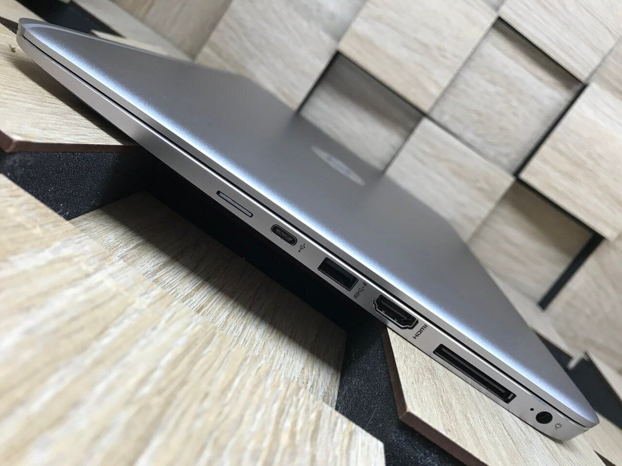 Ультрабук Б-клас HP EliteBook Folio 1040 G3 / 14" (1920x1080) IPS / Intel Core i7-6600U (2 (4) ядра по 2.6 - 3.4 GHz) / 8 GB DDR4 / 256 GB SSD M.2 / Intel HD Graphics 520 / HDMI - Зображення 6