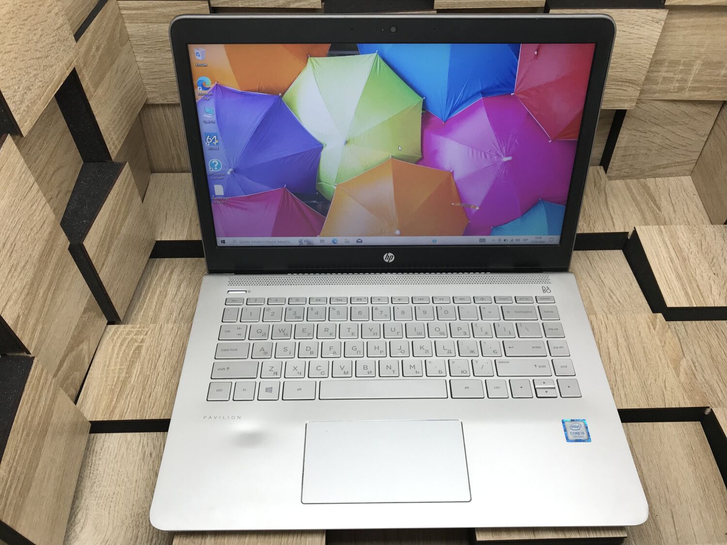 Ультрабук Б-клас HP Pavilion 14-bk091st / 14" (1366x768) TN / Intel Core i5-7200U (2 (4) ядра по 2.5 - 3.1 GHz) / 8 GB DDR4 / 256 GB SSD / Intel HD Graphics 620 / WebCam - Зображення 2