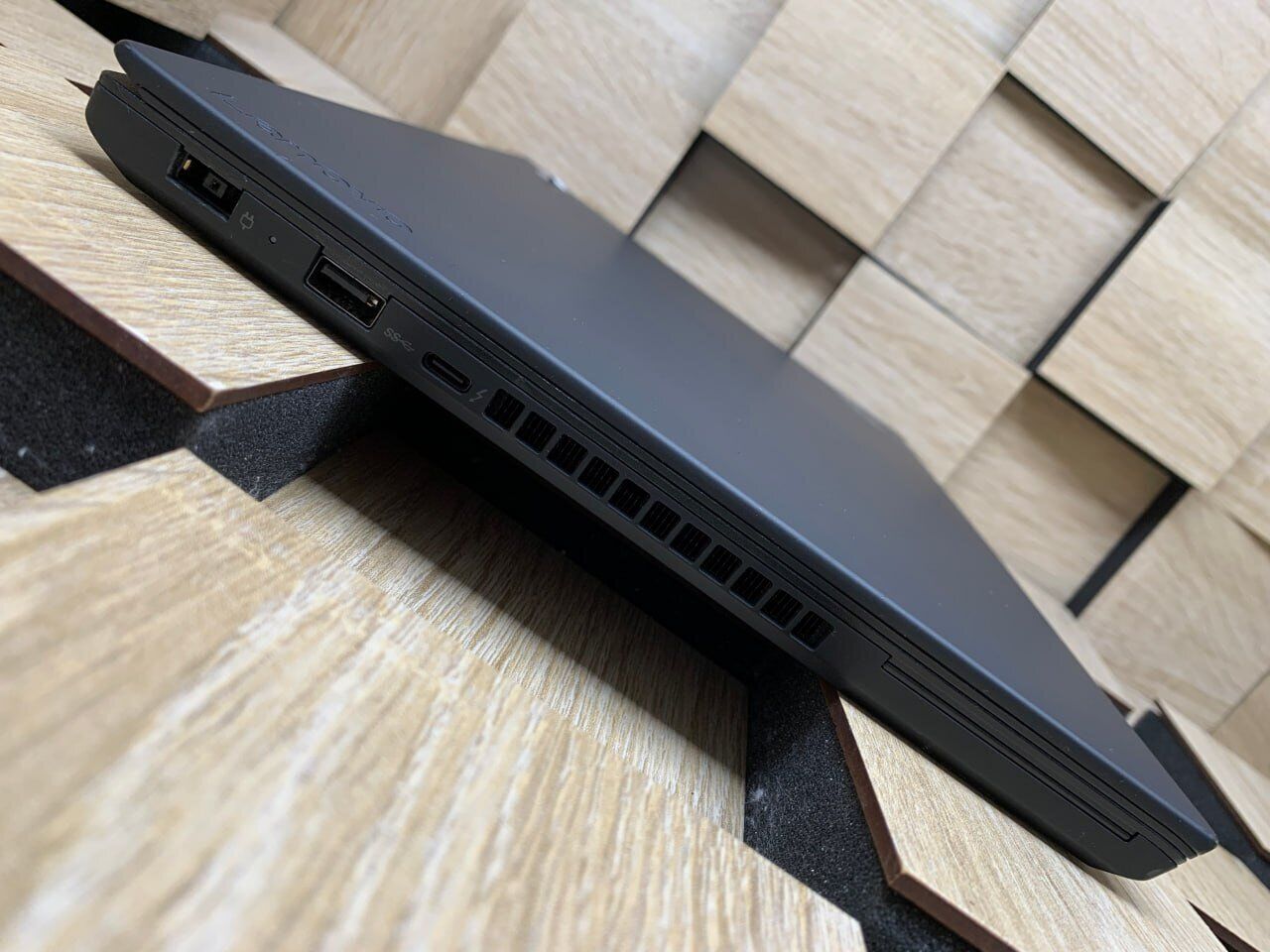 Ультрабук Б-клас Lenovo ThinkPad T470 / 14" (1920x1080) IPS / Intel Core i5-6300U (2 (4) ядра 2.4 - 3.0 GHz) / 8 GB DDR4 / 128 GB SSD / Intel HD Graphics 520 / WebCam / Fingerprint - Зображення 6