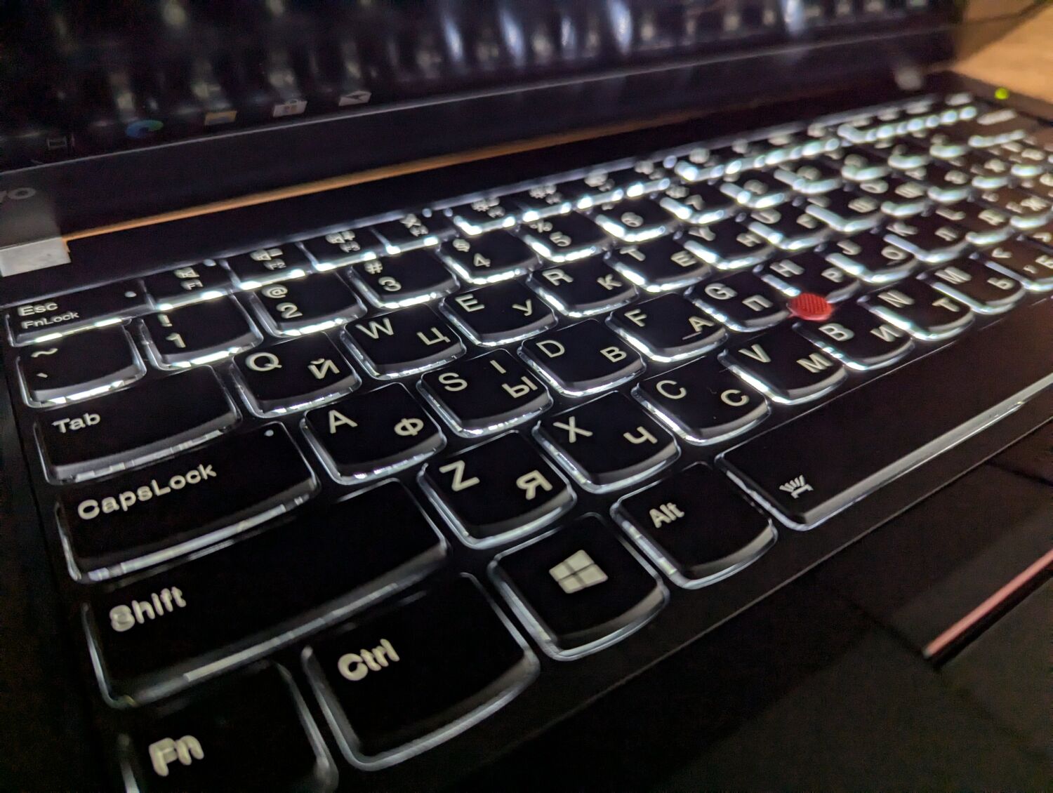 Ультрабук Б-клас Lenovo ThinkPad T470 / 14" (1920x1080) IPS / Intel Core i5-6300U (2 (4) ядра по 2.4 - 3.0 GHz) / 8 GB DDR4 / 256 GB SSD / Intel HD Graphics 520 / WebCam / Fingerprint / Windows 10 - Зображення 6