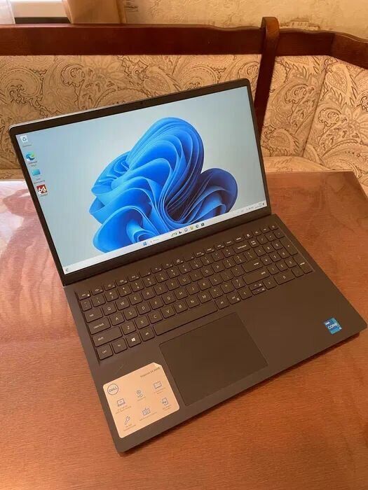 Ультрабук Dell Inspiron 15 3511 / 15.6" (1920x1080) IPS / Intel Core i5-1135G7 (4 (8) ядра по 2.4 - 4.2 GHz) / 8 GB DDR4 / 256 GB SSD / Intel Iris Xe Graphics / WebCam - Зображення 2