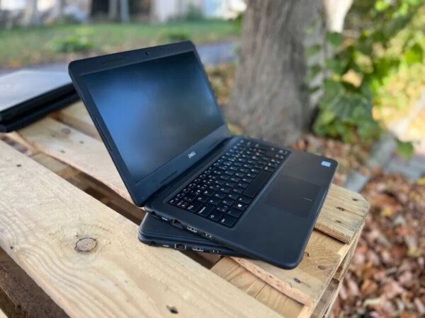 Ультрабук Dell latitude 3310 / 13.3" (1366x768) TN / Intel Core i3-8145U (2 (4) ядра по 2.1 - 3.9 GHz) / 8 GB DDR4 / 256 GB SSD / Intel UHD Graphics 620 / WebCam / Win 10 Lic - Зображення 3