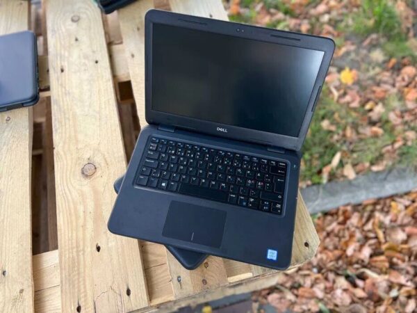 Ультрабук Dell latitude 3310 / 13.3" (1366x768) TN / Intel Core i3-8145U (2 (4) ядра по 2.1 - 3.9 GHz) / 8 GB DDR4 / 256 GB SSD / Intel UHD Graphics 620 / WebCam / Win 10 Lic - Зображення 2
