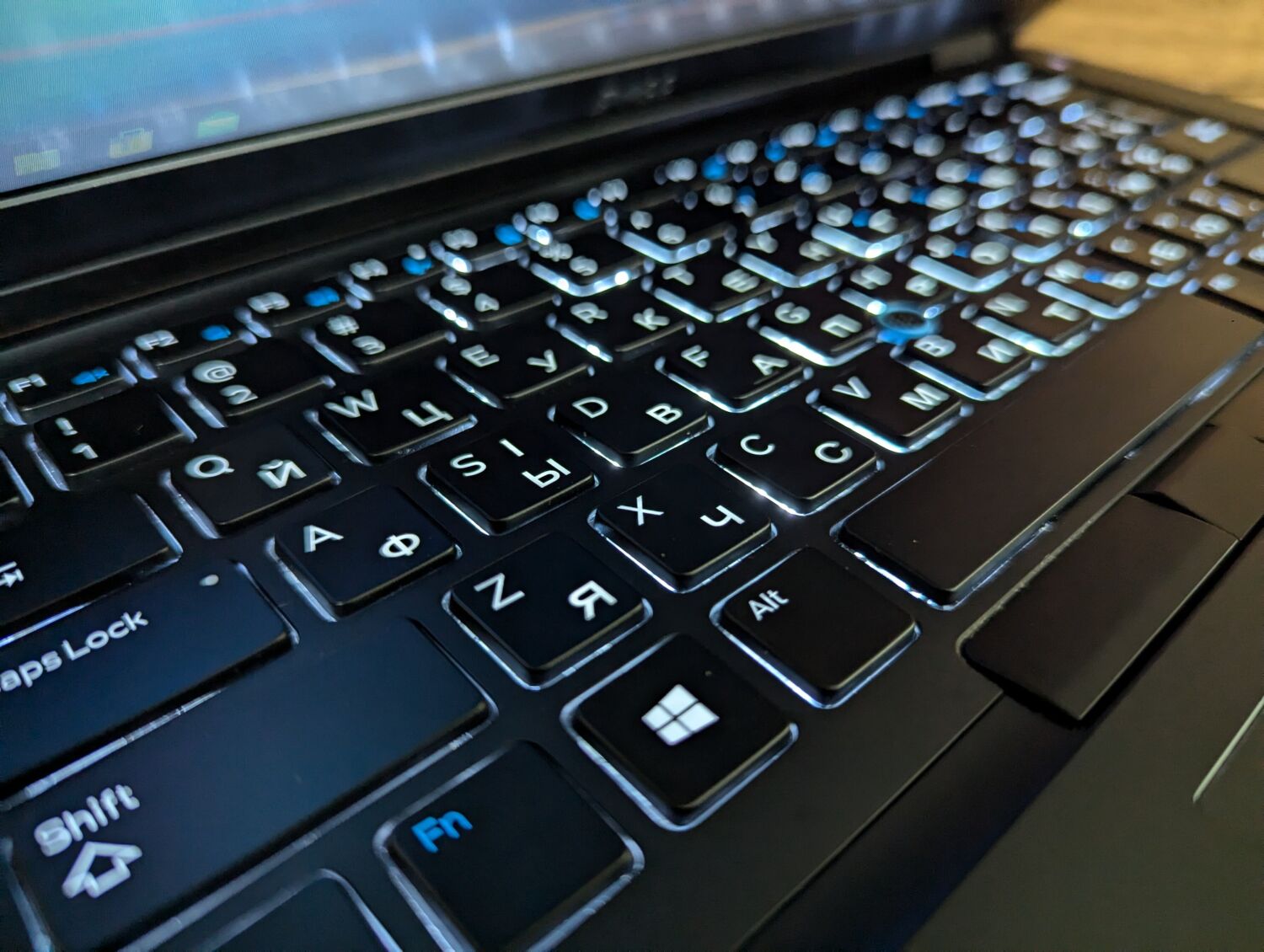 Ультрабук Dell Latitude 5480 / 14" (1366x768) TN / Intel Core i5-6300U (2 (4) ядра по 2.4 - 3.0 GHz) / 8 GB DDR4 / 256 GB SSD / Intel HD Graphics 520 / WebCam / HDMI / Windows 10 - Зображення 6