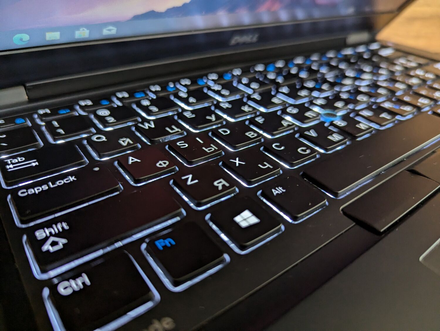 Ультрабук Dell Latitude 5480 / 14" (1366x768) TN / Intel Core i5-7200U (2 (4) ядра по 2.5 - 3.1 GHz) / 8 GB DDR4 / 240 GB SSD / Intel HD Graphics 620 / WebCam / HDMI / Windows 10 - Зображення 6