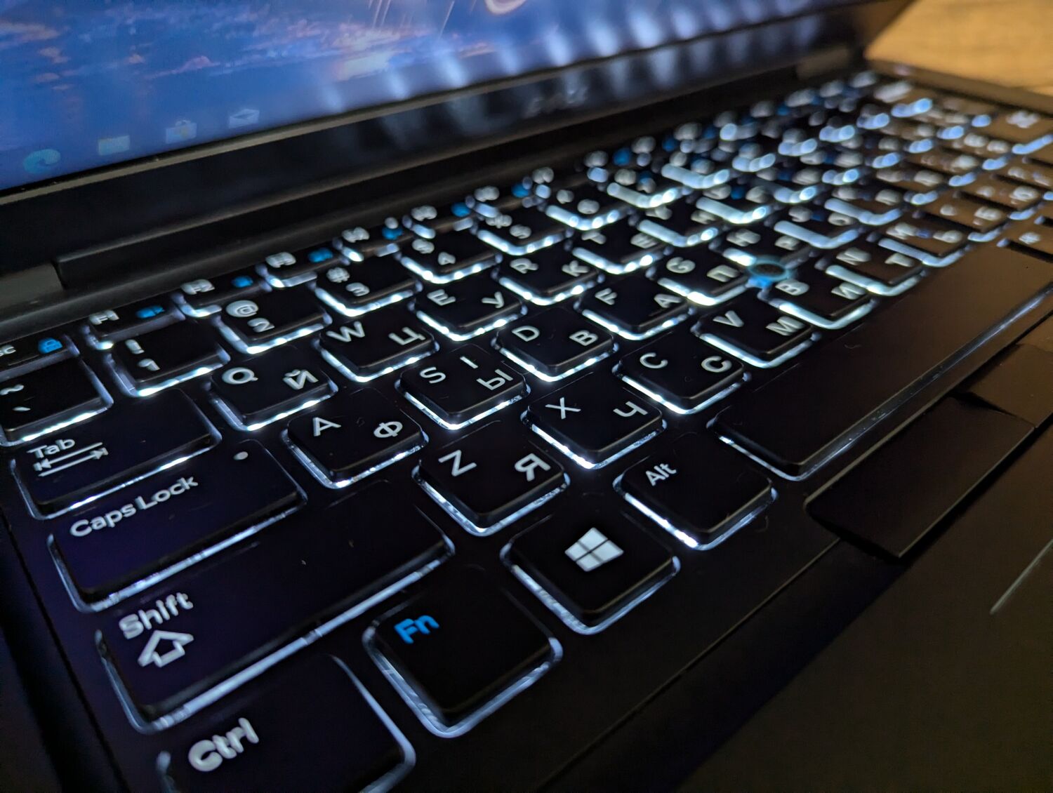 Ультрабук Dell Latitude 5480 / 14" (1366x768) TN / Intel Core i5-7200U (2 (4) ядра по 2.5 - 3.1 GHz) / 8 GB DDR4 / 240 GB SSD / Intel HD Graphics 620 / WebCam / Windows 10 - Зображення 6