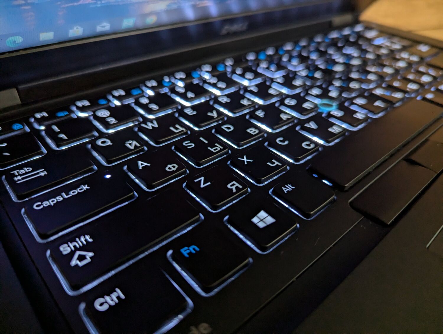 Ультрабук Dell Latitude 5480 / 14" (1366x768) TN / Intel Core i5-7200U (2 (4) ядра по 2.5 - 3.1 GHz) / 8 GB DDR4 / 256 GB SSD / Intel HD Graphics 620 / WebCam / HDMI / Windows 10 - Зображення 6