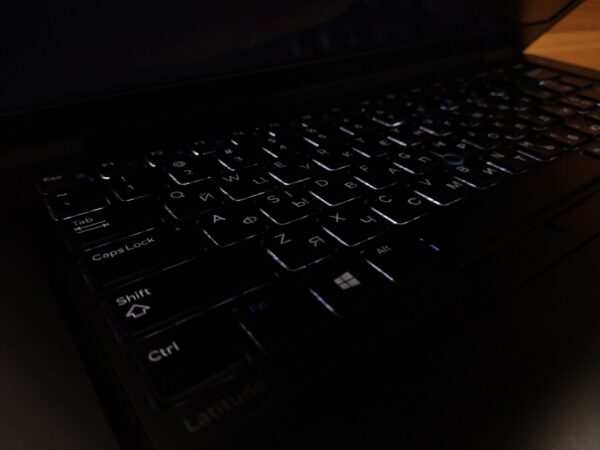 Ультрабук Dell Latitude 5480 / 14" (1366x768) TN / Intel Core i5-7200U (2 (4) ядра по 2.5 - 3.1 GHz) / 8 GB DDR4 / 256 GB SSD / Intel HD Graphics 620 / WebCam / Windows 10 - Зображення 6