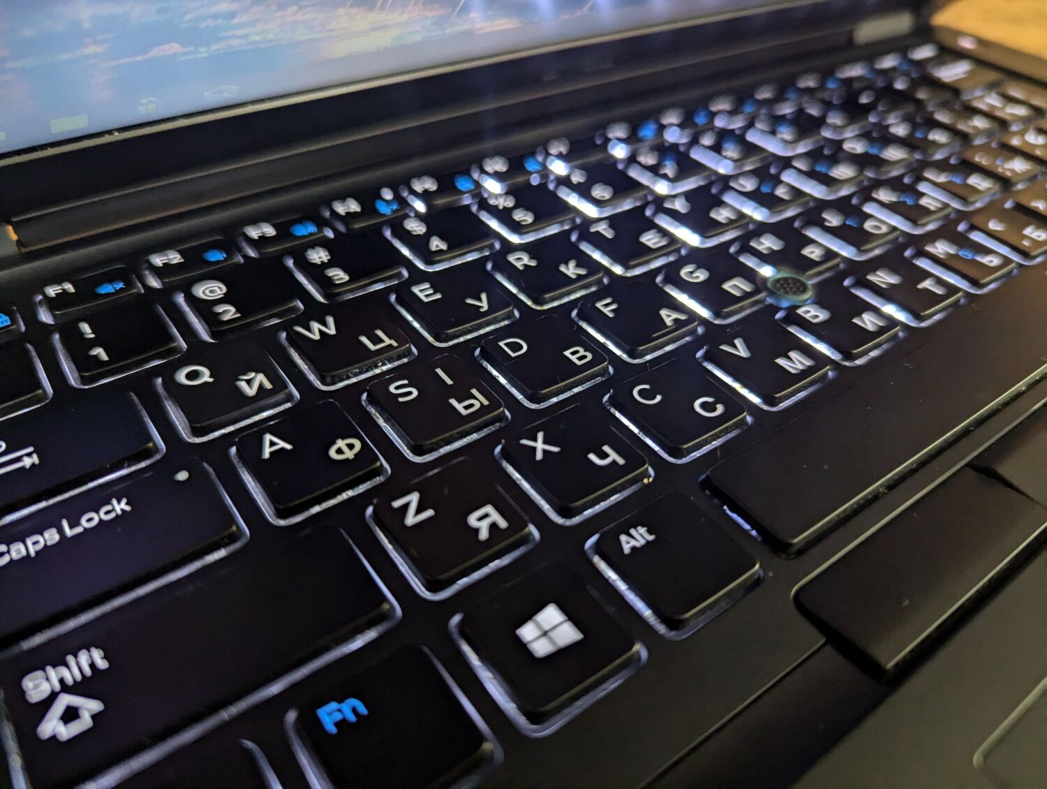 Ультрабук Dell Latitude 5480 / 14" (1366x768) TN / Intel Core i5-7300U (2 (4) ядра по 2.6 - 3.5 GHz) / 8 GB DDR4 / 256 GB SSD / Intel HD Graphics 620 / WebCam / HDMI / Windows 10 - Зображення 6