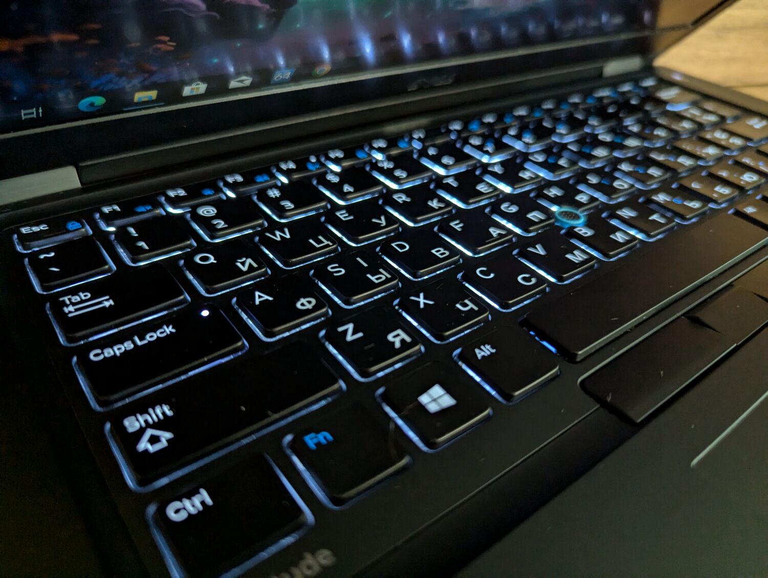 Ультрабук Dell Latitude 5480 / 14" (1920x1080) IPS / Intel Core i5-6300U (2 (4) ядра по 2.4 - 3.0 GHz) / 8 GB DDR4 / 240 GB SSD / Intel HD Graphics 520 / WebCam / VGA / Windows 10 - Зображення 6