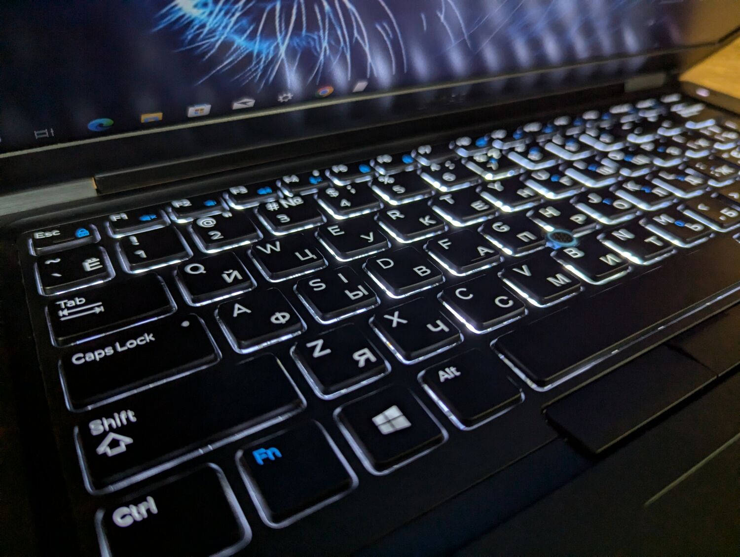 Ультрабук Dell Latitude 5480 / 14" (1920x1080) IPS / Intel Core i5-6300U (2 (4) ядра по 2.4 - 3.0 GHz) / 8 GB DDR4 / 256 GB SSD / Intel HD Graphics 520 / HDMI / WebCam / Windows 10 - Зображення 6