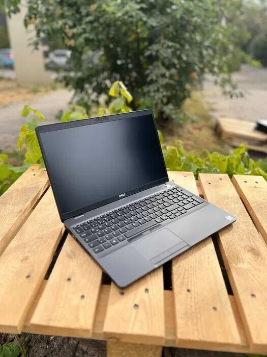 Ультрабук Dell Latitude 5500 / 15.6" (1920x1080) IPS / Intel Core i5-8265U (4 (8) ядра по 1.6 - 3.9 GHz) / 8 GB DDR4 / 256 GB SSD / Intel UHD Graphics 620 / WebCam - Зображення 3