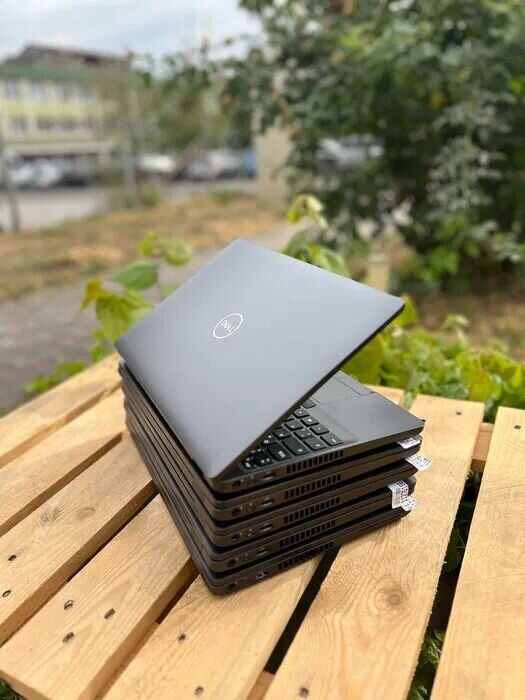 Ультрабук Dell Latitude 5500 / 15.6" (1920x1080) IPS / Intel Core i5-8265U (4 (8) ядра по 1.6 - 3.9 GHz) / 8 GB DDR4 / 256 GB SSD / Intel UHD Graphics 620 / WebCam - Зображення 5