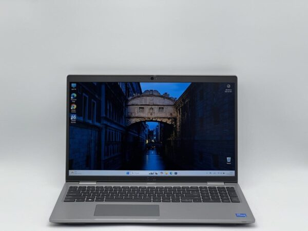 Ультрабук Dell Latitude 5530 / 15.6" (1920x1080) IPS / Intel Core i5-1245U (10 (12) ядер по 3.3 - 4.4 GHz) / 16 GB DDR4 / 240 GB SSD / Intel Iris Xe Graphics / WebCam + Бездротова мишка - Зображення 2