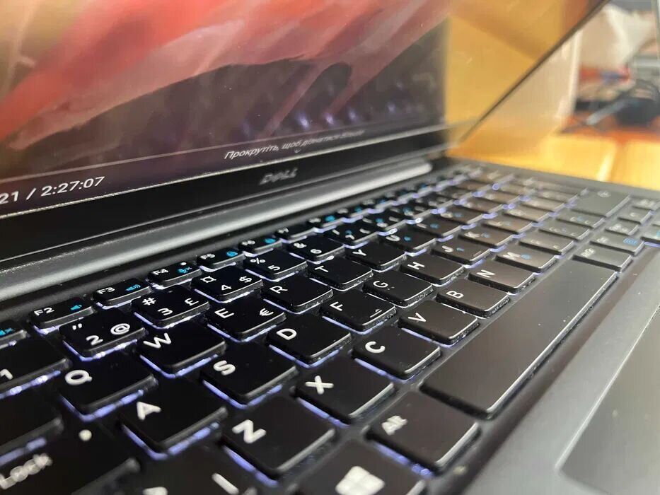 Ультрабук Dell Latitude 7370 / 13.3" (1920x1080) IPS / Intel Core m5-6Y57 (2 (4) ядра по 1.1 - 2.8 GHz) / 8 GB DDR3 / 256 GB SSD / Intel HD Graphics 515 / WebCam / Windows 10 Pro - Зображення 3