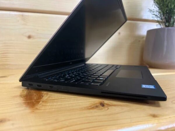 Ультрабук Dell Latitude 7370 / 13.3" (1920x1080) IPS / Intel Core m5-6Y57 (2 (4) ядра по 1.1 - 2.8 GHz) / 8 GB DDR3 / 256 GB SSD / Intel HD Graphics 515 / WebCam / Windows 10 Pro - Зображення 4