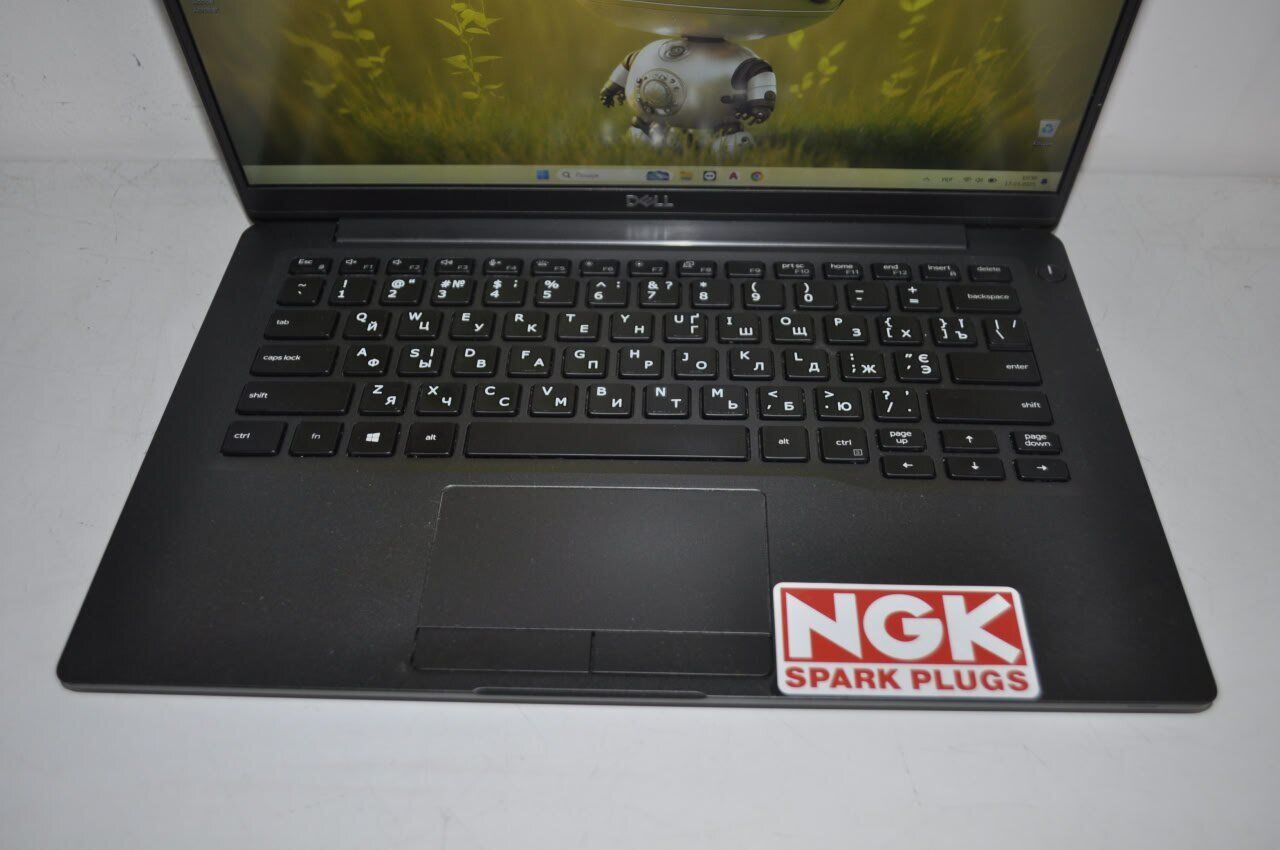 Ультрабук Dell Latitude 7400 / 14" (1920x1080) IPS / Intel Core i5-8265U (4 (8) ядра по 1.6 - 3.9 GHz) / 16 GB DDR4 / 256 GB SSD M.2 / Intel UHD Graphics / WebCam / Windows 11 Pro - Зображення 4