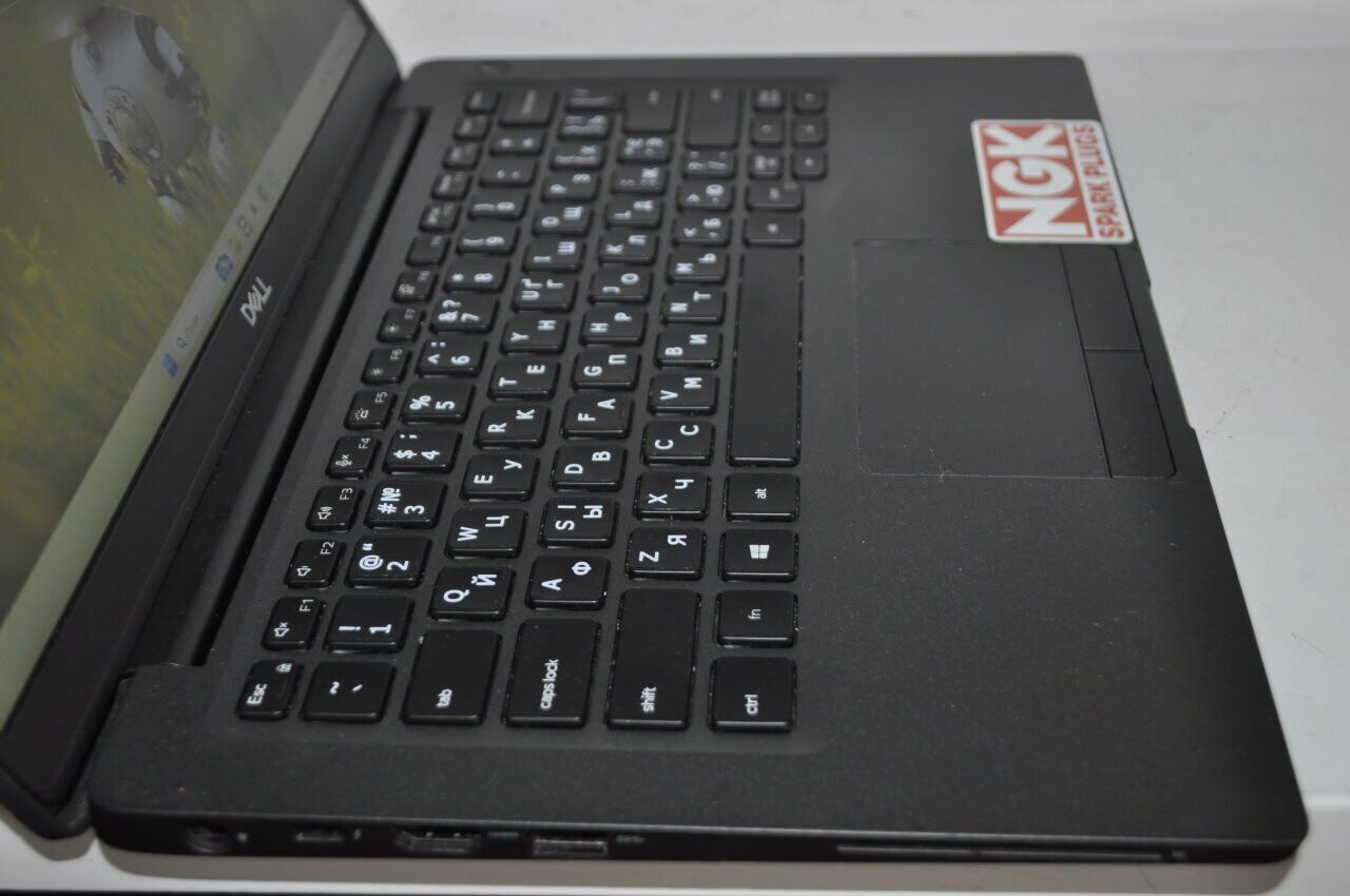 Ультрабук Dell Latitude 7400 / 14" (1920x1080) IPS / Intel Core i5-8265U (4 (8) ядра по 1.6 - 3.9 GHz) / 16 GB DDR4 / 256 GB SSD M.2 / Intel UHD Graphics / WebCam / Windows 11 Pro - Зображення 5