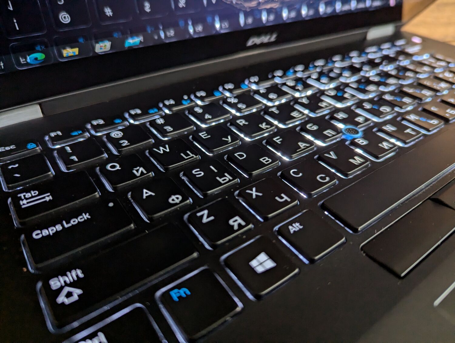 Ультрабук Dell Latitude E7470 / 14" (2560x1440) IPS Touch / Intel Core i5-6300U (2 (4) ядра по 2.4 - 3.0 GHz) / 8 GB DDR4 / 240 GB SSD / Intel HD Graphics 520 / WebCam / Windows 10 - Зображення 6