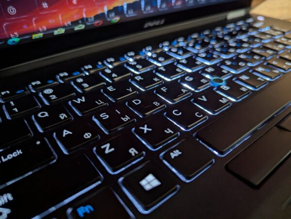 Ультрабук Dell Latitude E7470 / 14" (2560x1440) IPS Touch / Intel Core i7-6600U (2 (4) ядра по 2.6 - 3.4 GHz) / 8 GB DDR4 / 256 GB SSD / Intel HD Graphics 520 / HDMI / WebCam / Windows 10 - Зображення 6