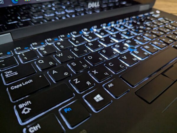 Ультрабук Dell Latitude E7470 / 14" (2560x1440) IPS Touch / Intel Core i7-6600U (2 (4) ядра по 2.6 - 3.4 GHz) / 8 GB DDR4 / 256 GB SSD / Intel HD Graphics 520 / WebCam / HDMI / Windows 10 - Зображення 6
