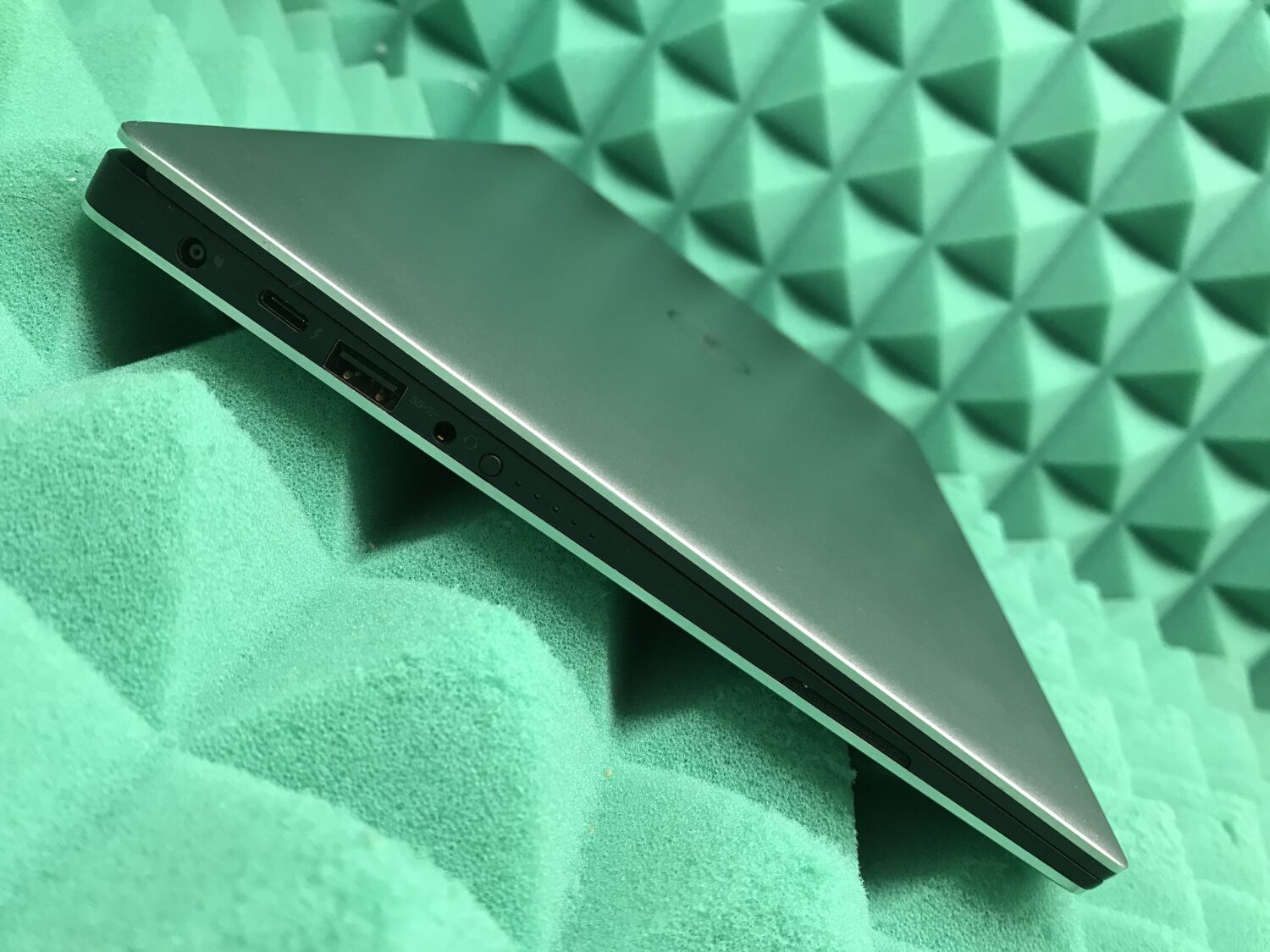 Ультрабук Dell XPS 13 9360 / 13.3" (1920x1080) IPS / Intel Core i5-7200U (2 (4) ядра по 2.5 - 3.1 GHz) / 4 GB DDR3 / 240 GB SSD M.2 / Intel HD Graphics 620 / WebCam / Fingerprint / Windows 10 ліцензія - Зображення 7