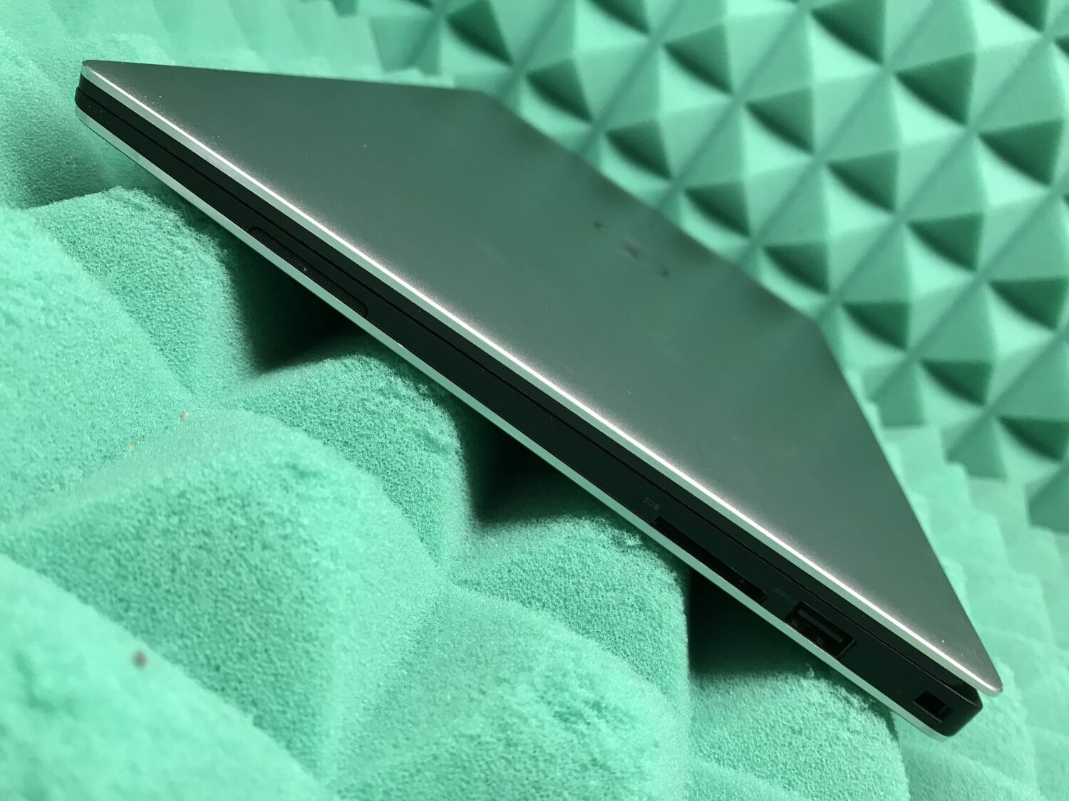 Ультрабук Dell XPS 13 9360 / 13.3" (1920x1080) IPS / Intel Core i5-7200U (2 (4) ядра по 2.5 - 3.1 GHz) / 4 GB DDR3 / 240 GB SSD M.2 / Intel HD Graphics 620 / WebCam / Fingerprint / Windows 10 ліцензія - Зображення 8