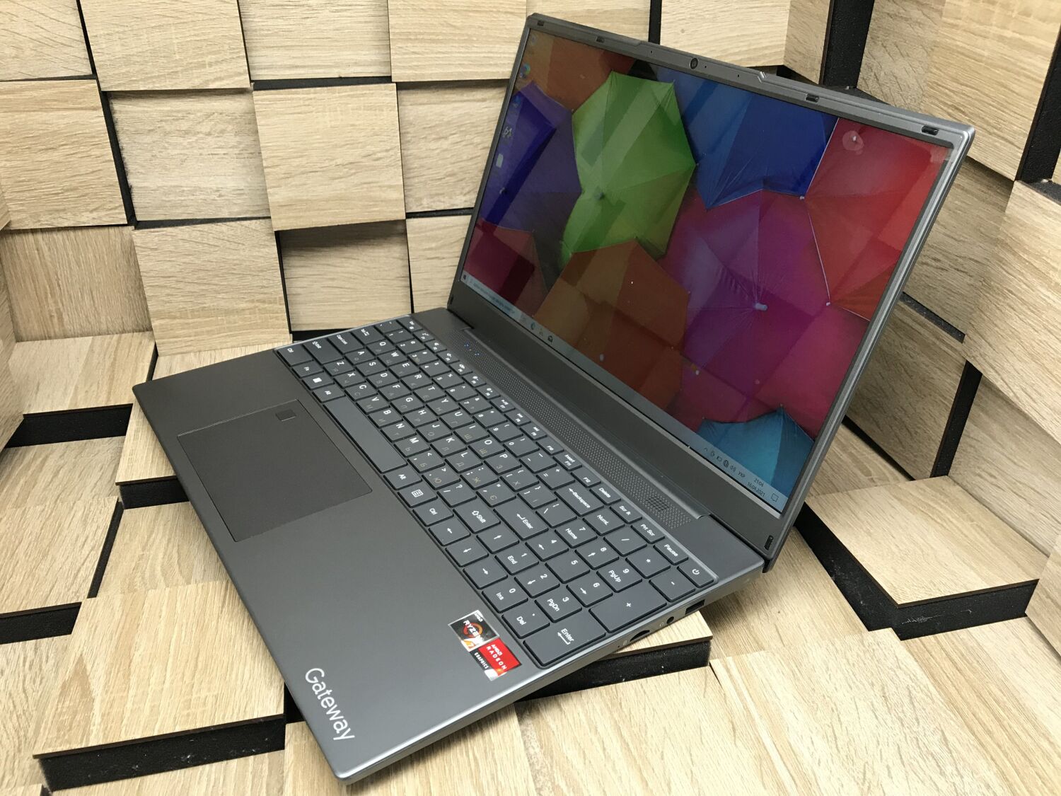 Ультрабук Gatewey GWNR 71539-BK / 15.6" (1920x1080) IPS / AMD Ryzen 7 3700U (4 (8) ядра по 2.3 - 4.0 GHz) / 16 GB DDR4 / 256 GB SSD / AMD Radeon RX Vega 10 Graphics / WebCam - Зображення 2