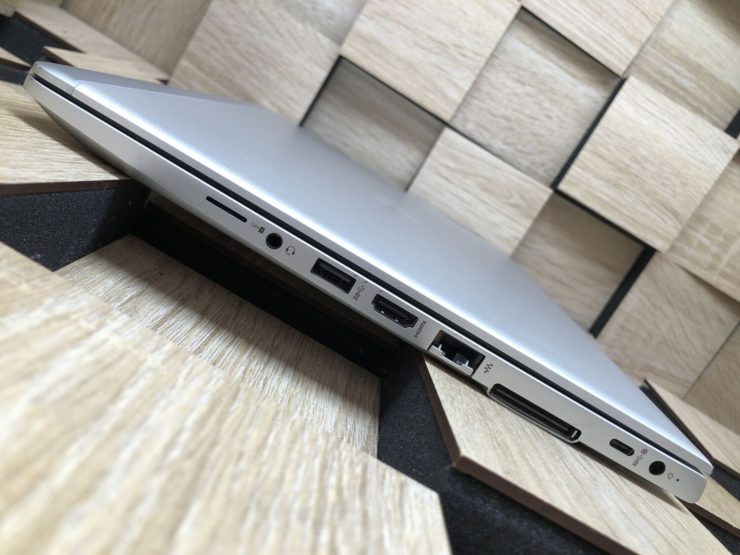Ультрабук HP Elitebook 745 G5 / 14" (1920x1080) IPS / AMD Ryzen 7 Pro 2700U (4 (8) ядра по 2.2 - 3.8 GHz) / 8 GB DDR4 / 256 GB SSD M.2 / AMD Radeon Vega 10 Graphics / WebCam / Fingerprint / HDMI - Зображення 6