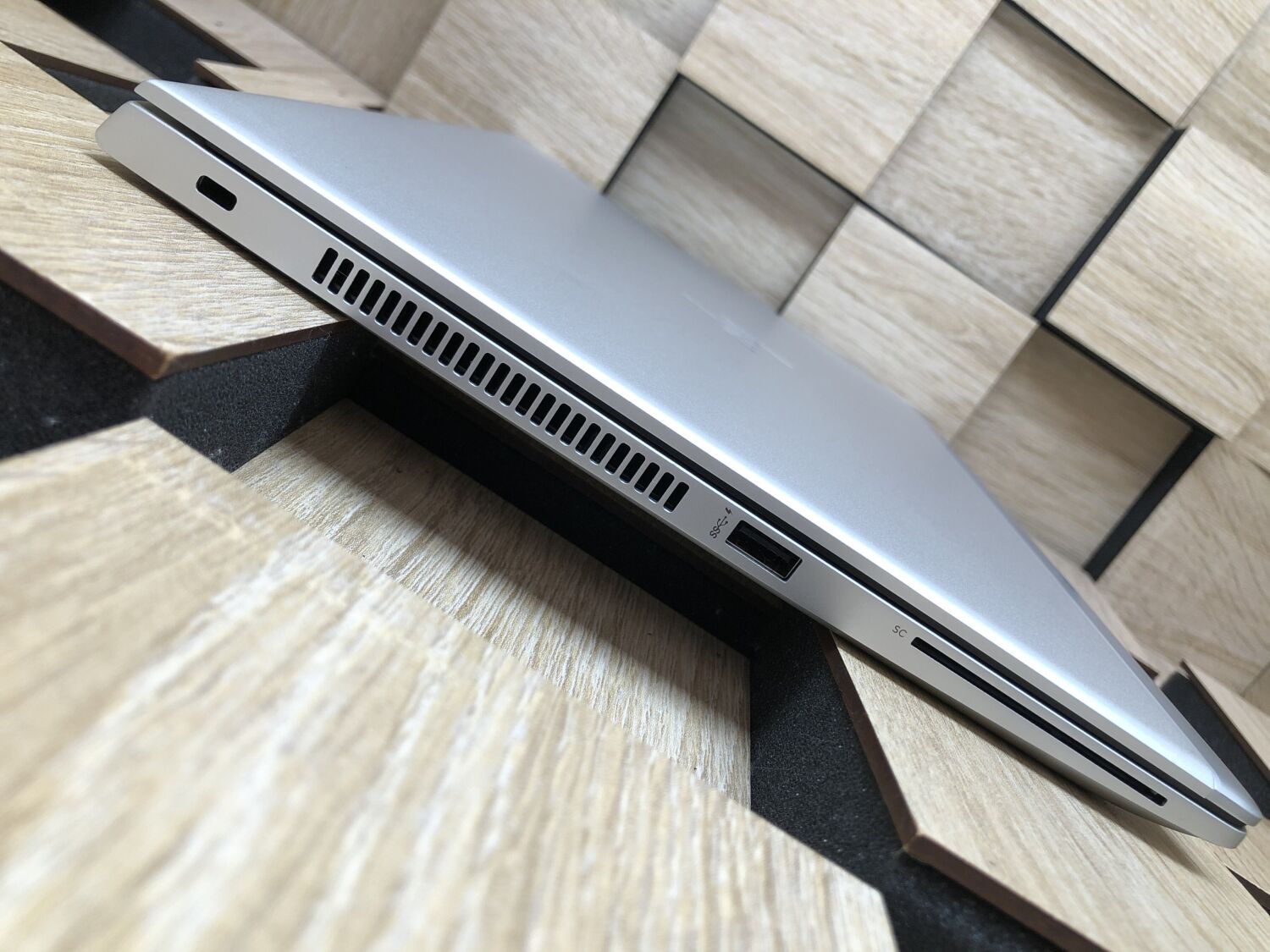 Ультрабук HP Elitebook 745 G5 / 14" (1920x1080) IPS / AMD Ryzen 7 Pro 2700U (4 (8) ядра по 2.2 - 3.8 GHz) / 8 GB DDR4 / 256 GB SSD M.2 / AMD Radeon Vega 10 Graphics / WebCam / Fingerprint / HDMI - Зображення 5