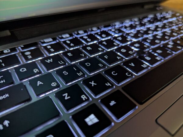Ультрабук HP EliteBook 840 G3 / 14" (1920x1080) IPS / Intel Core i5-6300U (2 (4) ядра по 2.4 - 3.0 GHz) / 8 GB DDR4 / 240 GB SSD / Intel HD Graphics 520 / Fingerprint / WebCam / Windows 10 - Зображення 3