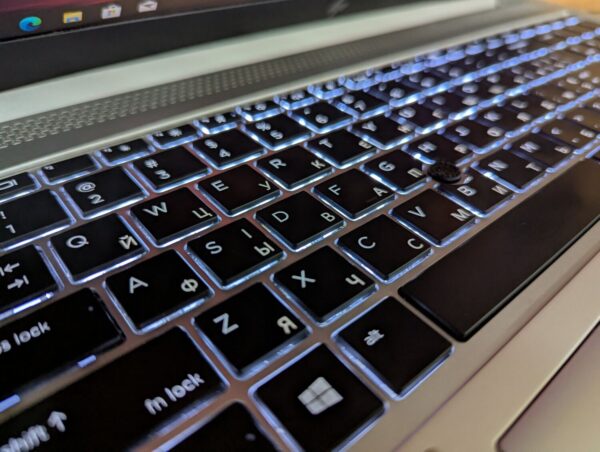 Ультрабук HP EliteBook 850 G5 / 15.6" (1920x1080) IPS / Intel Core i7-8650U (4 (8) ядра по 1.9 - 4.2 GHz) / 16 GB DDR4 / 480 GB SSD / Intel UHD Graphics 620 / WebCam / Fingerprint / Windows 10 - Зображення 6