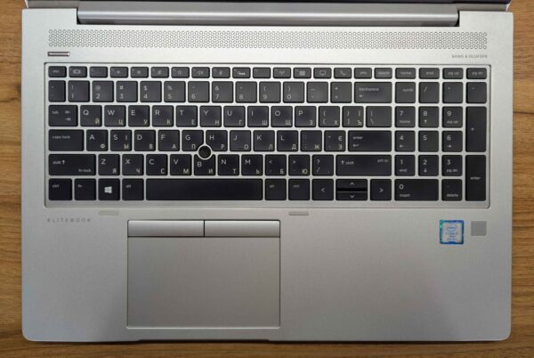 Ультрабук HP EliteBook 850 G5 / 15.6" (1920x1080) IPS / Intel Core i7-8650U (4 (8) ядра по 1.9 - 4.2 GHz) / 16 GB DDR4 / 480 GB SSD / Intel UHD Graphics 620 / WebCam / Fingerprint / Windows 10 - Зображення 3