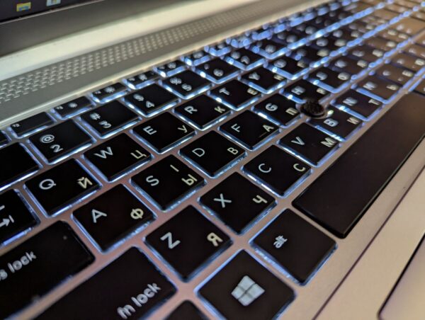 Ультрабук HP EliteBook 850 G5 / 15.6" (1920x1080) IPS / Intel Core i7-8650U (4 (8) ядра по 1.9 - 4.2 GHz) / 16 GB DDR4 / 480 GB SSD / Intel UHD Graphics 620 / WebCam / HDMI / Windows 10 - Зображення 6