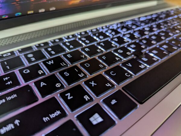 Ультрабук HP EliteBook 850 G5 / 15.6" (1920x1080) IPS / Intel Core i7-8650U (4 (8) ядра по 1.9 - 4.2 GHz) / 16 GB DDR4 / 480 GB SSD / Intel UHD Graphics 620 / WebCam / TouchID / Windows 10 - Зображення 6