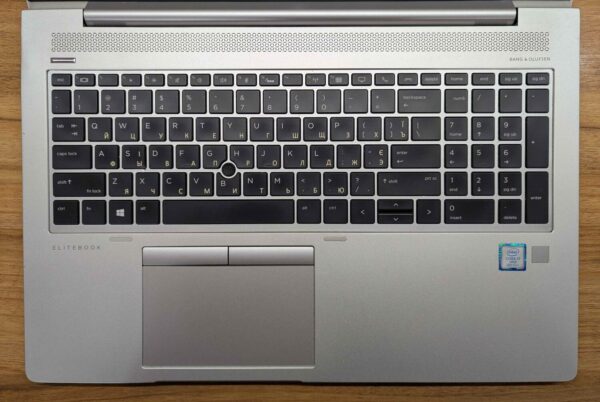 Ультрабук HP EliteBook 850 G5 / 15.6" (1920x1080) IPS / Intel Core i7-8650U (4 (8) ядра по 1.9 - 4.2 GHz) / 16 GB DDR4 / 480 GB SSD / Intel UHD Graphics 620 / WebCam / Windows 10 - Зображення 3