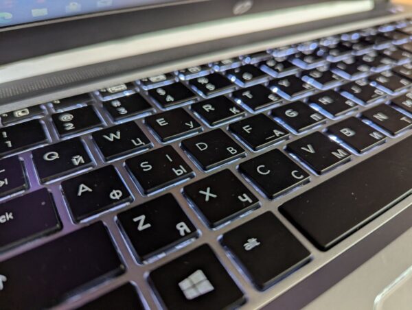 Ультрабук HP EliteBook Folio 1040 G3 / 14" (1920x1080) IPS / Intel Core i5-6200U (2 (4) ядра по 2.3 - 2.8 GHz) / 8 GB DDR4 / 256 GB SSD / Intel HD Graphics 520 / WebCam / Fingerprint / Windows 10 - Зображення 6