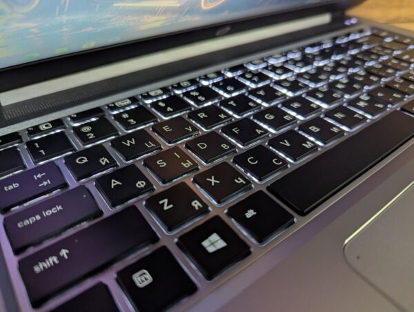Ультрабук HP EliteBook Folio 1040 G3 / 14" (1920x1080) IPS / Intel Core i5-6300U (2 (4) ядра по 2.4 - 3.0 GHz) / 8 GB DDR4 / 256 GB SSD / Intel HD Graphics 520 / WebCam / Fingerprint / Windows 10 - Зображення 6