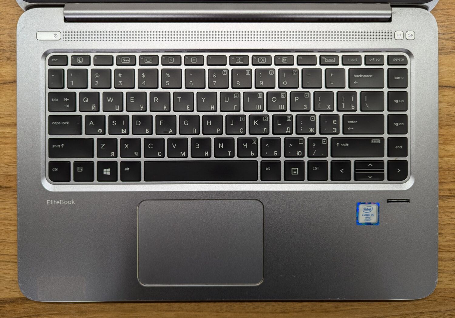 Ультрабук HP EliteBook Folio 1040 G3 / 14" (1920x1080) IPS / Intel Core i5-6300U (2 (4) ядра по 2.4 - 3.0 GHz) / 8 GB DDR4 / 256 GB SSD / Intel HD Graphics 520 / WebCam / TouchID / Windows 10 - Зображення 3