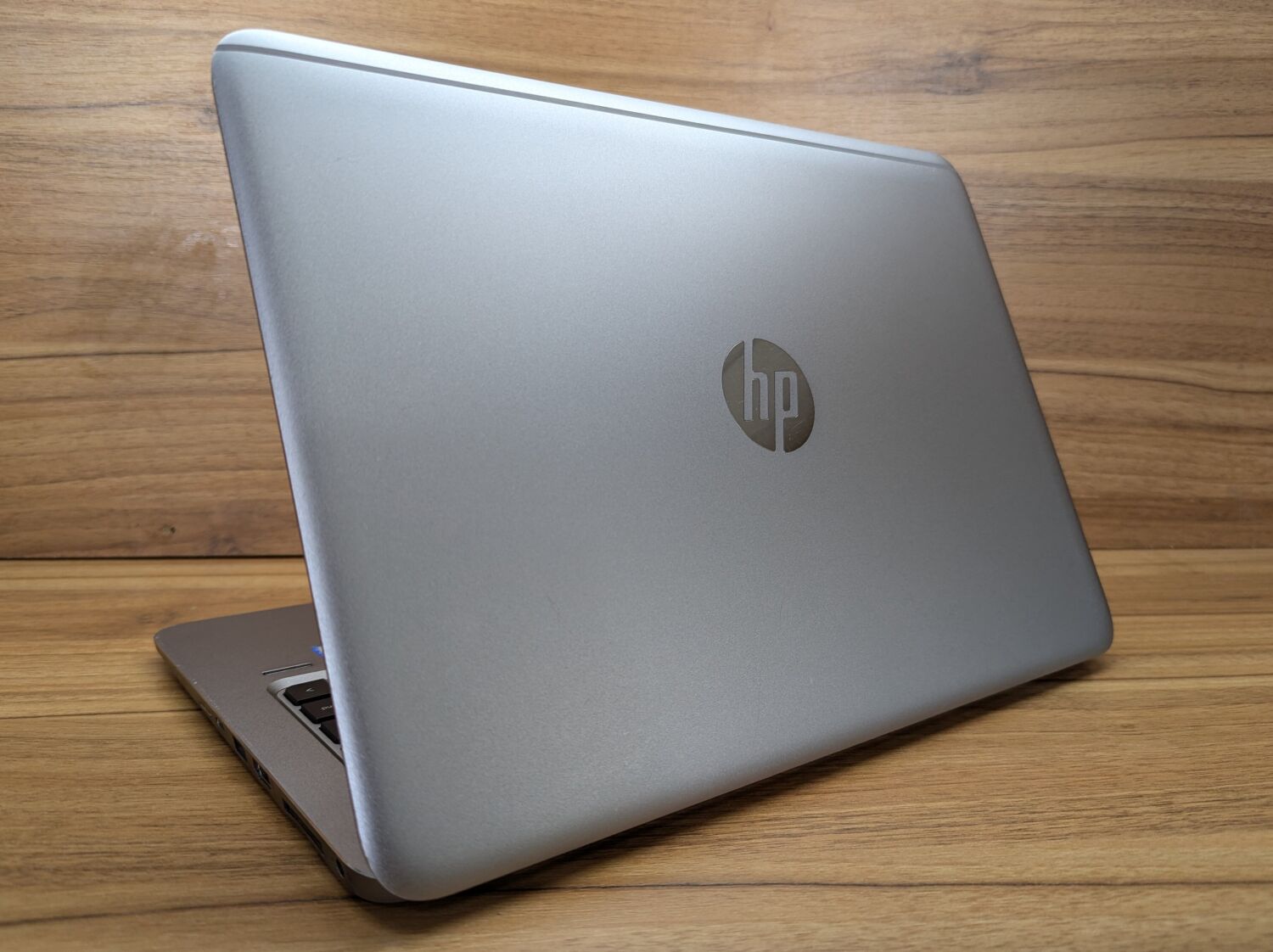 Ультрабук HP EliteBook Folio 1040 G3 / 14" (1920x1080) IPS / Intel Core i5-6300U (2 (4) ядра по 2.4 - 3.0 GHz) / 8 GB DDR4 / 256 GB SSD / Intel HD Graphics 520 / WebCam / TouchID / Windows 10 - Зображення 7