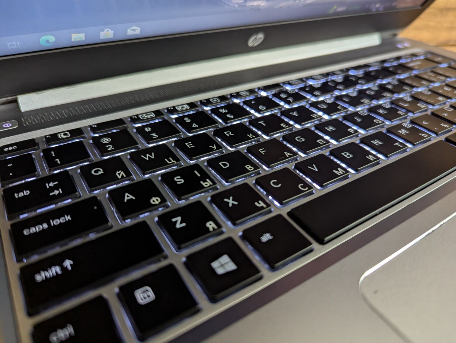 Ультрабук HP EliteBook Folio 1040 G3 / 14" (1920x1080) IPS / Intel Core i5-6300U (2 (4) ядра по 2.4 - 3.0 GHz) / 8 GB DDR4 / 256 GB SSD / Intel HD Graphics 520 / WebCam / TouchID / Windows 10 - Зображення 6