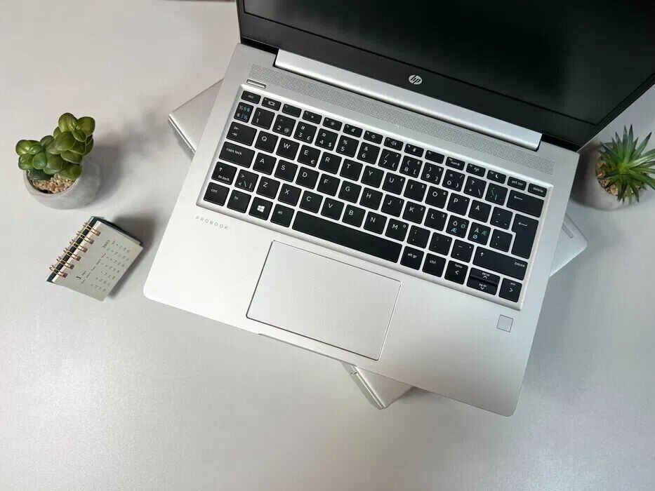 Ультрабук HP ProBook 430 G7 / 13.3" (1366x768) TN / Intel Core i5-10210U (4 (8) ядра по 1.6 - 4.2 GHz) / 16 GB DDR4 / 256 GB SSD / Intel UHD Graphics / WebCam / Win 10 Pro - Зображення 3