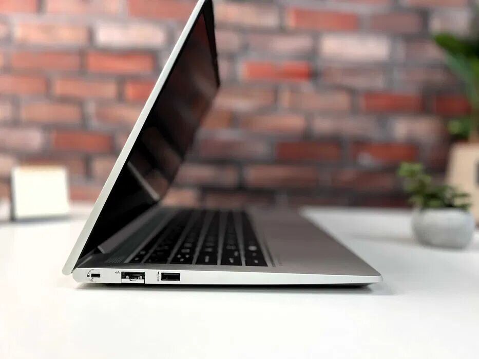 Ультрабук HP ProBook 440 G8 / 14" (1366x768) TN / Intel Core i5-1135G7 (4 (8) ядра по 2.4 - 4.2 GHz) / 8 GB DDR4 / 256 GB SSD / Intel Iris Xe Graphics / WebCam / Win 10 Pro - Зображення 4