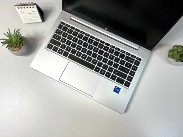 Ультрабук HP ProBook 440 G8 / 14" (1366x768) TN / Intel Core i5-1135G7 (4 (8) ядра по 2.4 - 4.2 GHz) / 8 GB DDR4 / 256 GB SSD / Intel Iris Xe Graphics / WebCam / Win 10 Pro - Зображення 3