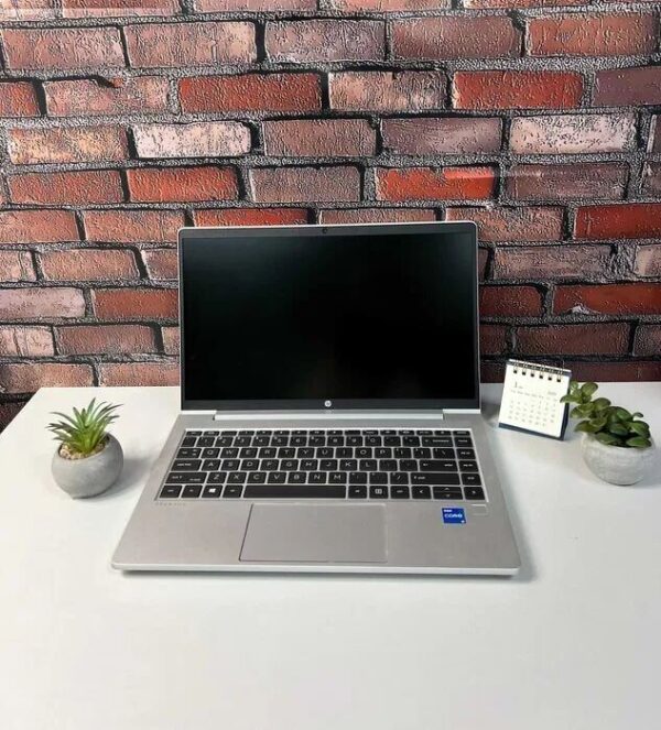 Ультрабук HP ProBook 440 G8 / 14" (1366x768) TN / Intel Core i5-1135G7 (4 (8) ядра по 2.4 - 4.2 GHz) / 8 GB DDR4 / 256 GB SSD / Intel Iris Xe Graphics / WebCam / Win 10 Pro - Зображення 2