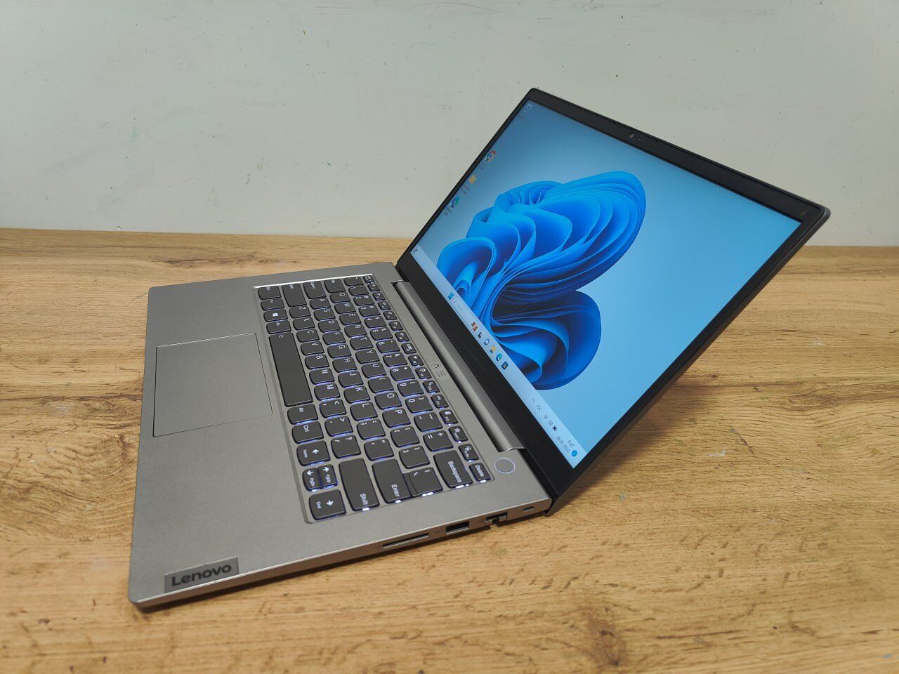 Ультрабук Б-клас Lenovo ThinkBook 14 G2 / 14" (1920x1080) IPS / Intel Core i5-1135G7 (4 (8) ядра по 2.4 - 4.2 GHz) / 8 GB DDR4 / 256 GB SSD / Intel Iris Xe Graphics / WebCam / Windows 11 Pro - Зображення 9