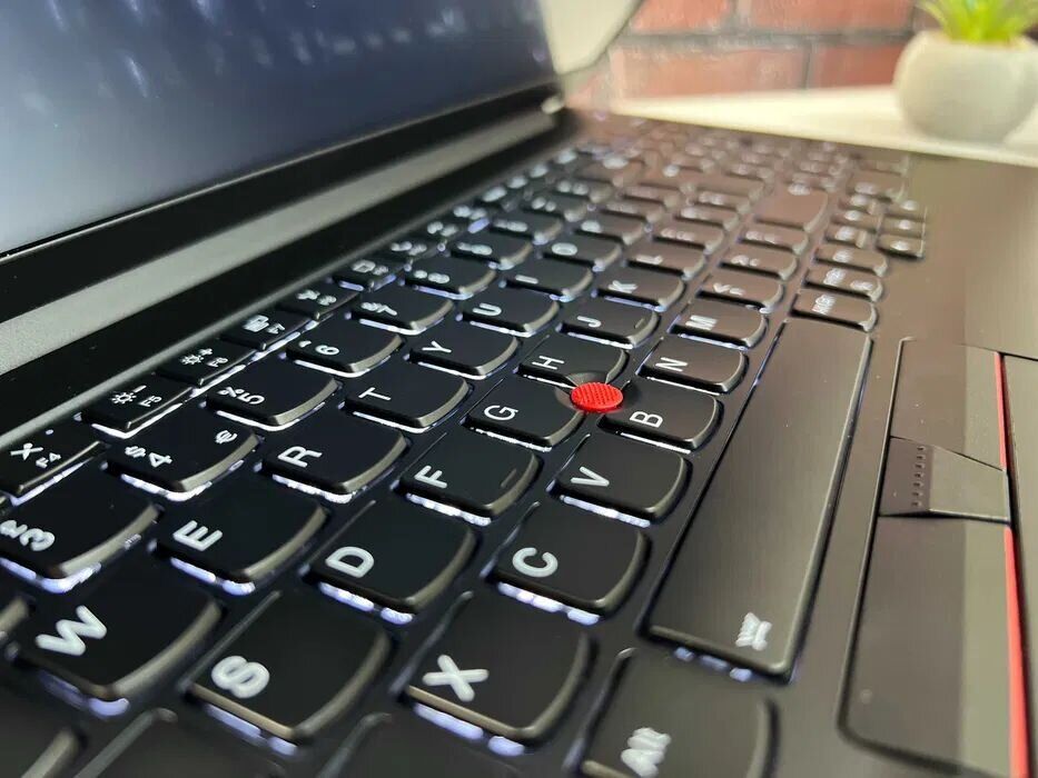 Ультрабук Lenovo ThinkPad E15 G2 / 15.6" (1920x1080) IPS / Intel Core i5-1135G7 (4 (8) ядра по 2.4 - 4.2 GHz) / 8 GB DDR4 / 256 GB SSD / Intel Iris Xe Graphics / WebCam - Зображення 3