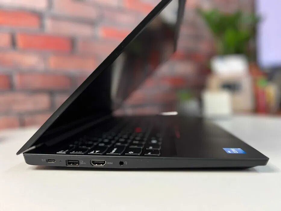 Ультрабук Lenovo ThinkPad E15 G2 / 15.6" (1920x1080) IPS / Intel Core i5-1135G7 (4 (8) ядра по 2.4 - 4.2 GHz) / 8 GB DDR4 / 256 GB SSD / Intel Iris Xe Graphics / WebCam - Зображення 4